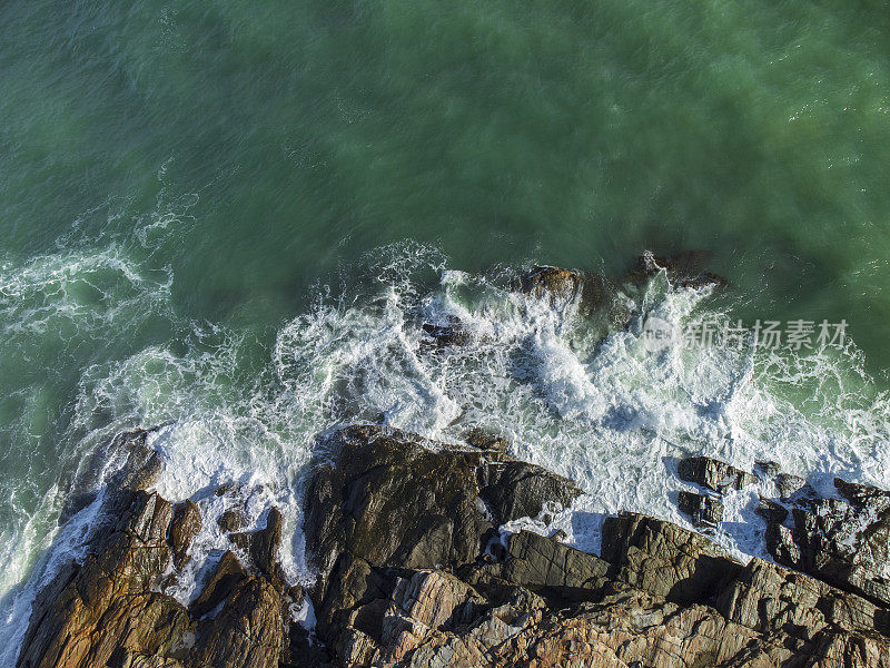 在泰国罗勇的Khao Laem Ya，海浪撞击岩石的空中景观视图(无人机拍摄)
